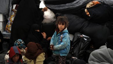 Photo of В сирийском лагере Аль-Хол на глазах детей убивают людей 