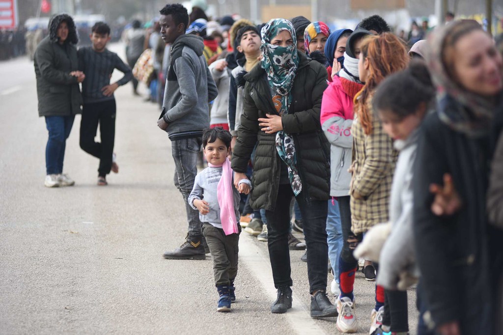 19. Беженцы это. Лагерь для беженцев Босния. Бегущие мигранты с детьми. Беженцы гражданство россии
